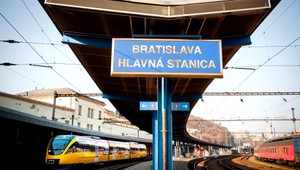 Nový deň, nový incident. V Bratislave sa vykoľajil vlak