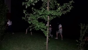 Streľba na unikajúceho vodiča: Z jeho bytu policajti vyniesli veci súvisiace s drogovou trestnou činnosťou