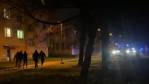 Z bytu na ôsmom poschodí sa valil hustý dym. Oheň pripravil o život dva psy