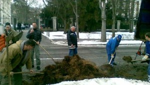 VIDEO: Pred Úradom vlády vysypali hnoj