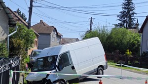 Zlodej havaroval s ukradnutou dodávkou, ďaleko sa nedostal