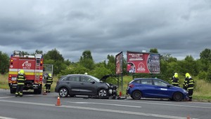 Vážna nehoda zablokovala frekventovanú križovatku. Muža s ťažkými zraneniami odviezol vrtuľník