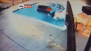 VIDEO: Babička si sadla za volant... a skončila v bazéne!