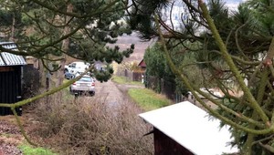 Rodičia boli na chate s tromi deťmi. Zavraždili ich, dcéru (16) znásilnili