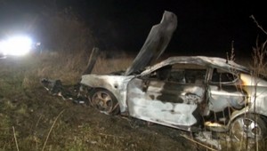 Vodič nezvládol predbiehanie, jeho auto zhorelo