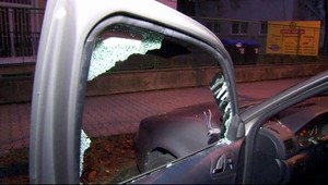 Opitý  a zúrivý Mário (19) zdemoloval nepočujúcim auto