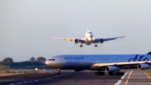 VIDEO. Airbus vošiel pristávajúcemu Boeingu do dráhy