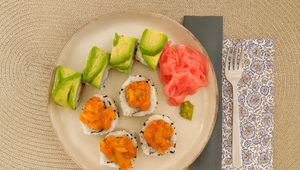HLAVNÉ JEDLO - Uramaki plnené krevetou, mangom, uhorkou a zdobené avokádom