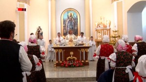 VIDEO: Kňaz po polnočnej omši zabával veriacich. Prezliekol sa do kroja