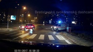 Vulgárny vodič sanitky hitom internetu. Podľa zamestnávateľa bola reakcia neadekvátna