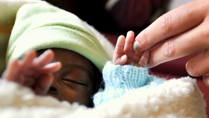 Policajti vytiahli z latríny mesačné bábätko! Hľadajú matku...