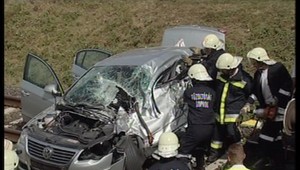 Vlak zošrotoval auto, o život prišli štyria Kórejci