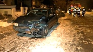 Opitý vodič v Komárne nabúral do zaparkovaného auta, zranil ženu