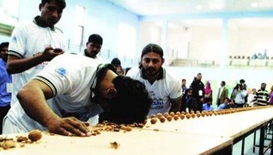 VIDEO. Svetový rekord v rozbíjaní orechov čelom za minútu: 155!