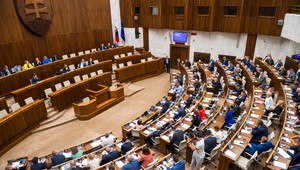 Exkluzívny prieskum agentúry AKO pre Na hrane TV JOJ: Týmto témam by sa podľa Slovákov mali politici venovať
