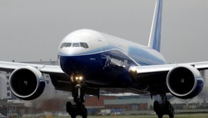 Predmety v oceáne sú podľa úradov troskami strateného lietadla