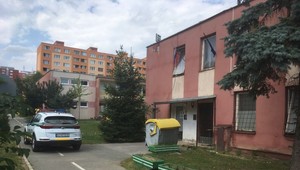 Muž policajtom unikal a potom na nich nasmeroval auto. Teraz mu hrozí väzobné stíhanie