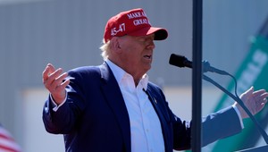 Neďaleko Trumpovho mítingu zadržali muža s nabitými zbraňami. Šerif varuje pred atentátom