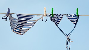 Čoraz menej žien sa na plážach opaľuje hore bez. Čoho sa najviac boja?