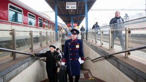 Bezdomovci dostali prácu na stanici, ľuďom nosia batožinu