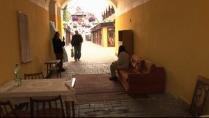 Zaujímavá bakalárka. Obývačku si rozložil v podchode