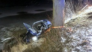 Autom zišiel do rybníka. Nebojácny svedok mu držal hlavu nad vodou do príchodu záchranárov