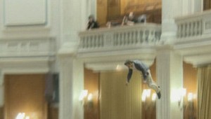 VIDEO: V parlamente skočil novinár z balkóna