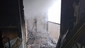 Hasiči zasahujú pri požiari bytu v Senici, obyvateľov evakuovali