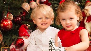 Monacká kráľovská rodina zverejnila vianočný portrét