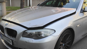 Divoká jazda v uliciach mesta. Pri naháňačke zmietli motorkára i ďalšie autá