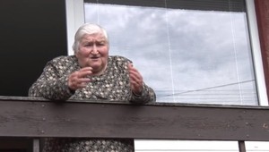 Mladík okradol dôchodkyňu (74) priamo pred domom. Odvážna žena nasadla na bicykel a muža začala prenasledovať