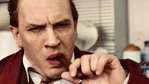 Tom Hardy stvárnil slávneho Al Caponeho: Pozrite si prvý trailer!
