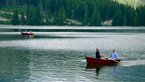 Sezóna člnkovania na Štrbskom plese začala, platia prísne pravidlá