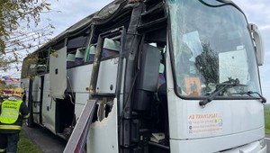 Pri Dolnom Bare havaroval autobus s 52 ľuďmi. Deväť cestujúcich sa zranilo