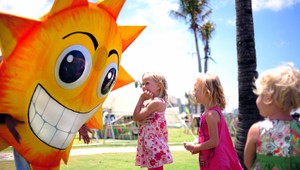 Slnko môže byť pre deti veľmi nebezpečné. Chráňte ich!