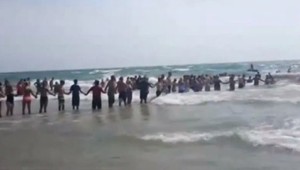 Muž skočil do rozbúrenej vody. Desiatky dovolenkárov ho zachraňovali ľudskou reťazou