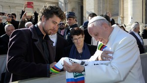 Sagan sa stretol s pápežom, daroval mu dres a bicykel