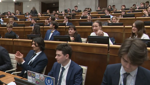Študenti obsadili prázdny parlament: Disciplína, fakty a konštruktívna debata