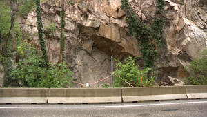 Krízová situácia v Bratislave. Na Devínsku cestu sa zrútili veľké kusy skál