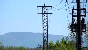 Nešťastná láska dohnala mladú ženu k zúfalému činu. Vyliezla na elektrický stĺp a rukami sa dotkla káblov