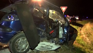 Vodič vošiel na hlavnú cestu, po ktorej prechádzalo auto. Zrážku s vozidlom neprežila spolujazdkyňa