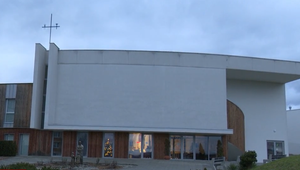 Z krčmy rovno na faru: Opitý muž sa vyzúril v kostole