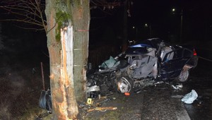 Ďalšia tragická nehoda: Vodič neprežil náraz do stromu