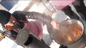 Majstrovstvá vo varení kapustnice prilákali kuchárov aj lyžiarov