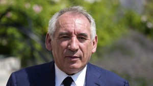 Francúzska vláda nezískala dôveru parlamentu. Rozpadá sa po deviatich mesiacoch vo funkcii