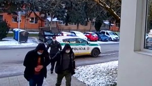 Muža, ktorý mal pri sebe viaceré drogy a falošné peniaze, poslal súd za mreže