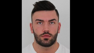 Podviedol viac ako 700 ľudí. Spravodlivosti sa ale vyhýba