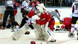 V Rige v príprave horúci ľad. Pobili sa aj brankári