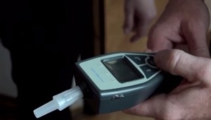 Cyklista pod vplyvom alkoholu počas jazdy smskoval, spôsobil nehodu