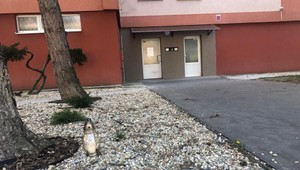 Pred domom Adriány, ktorú muž polial žieravinou, horí sviečka